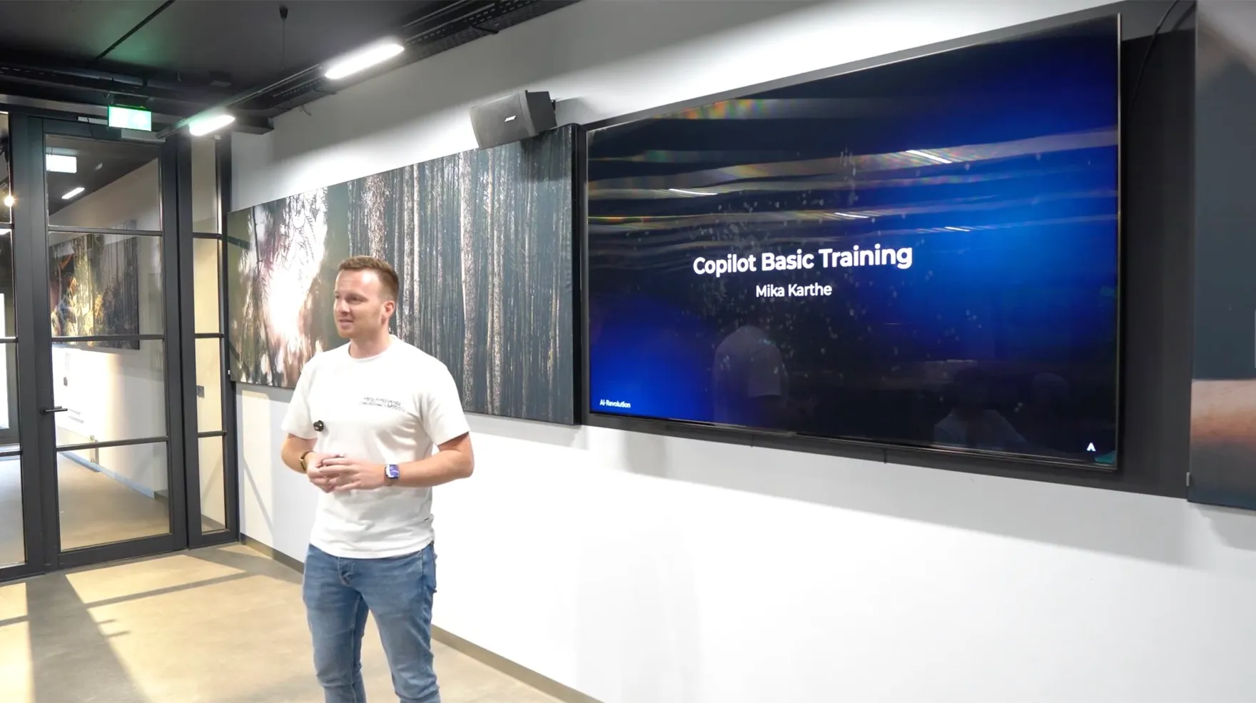 Mika geeft een Copilot Basic Training voor een groot scherm