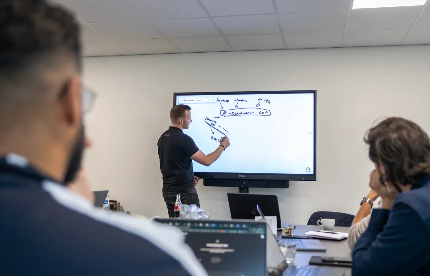 Mika tekent een Ai-workflow uit op een digitaal whiteboard