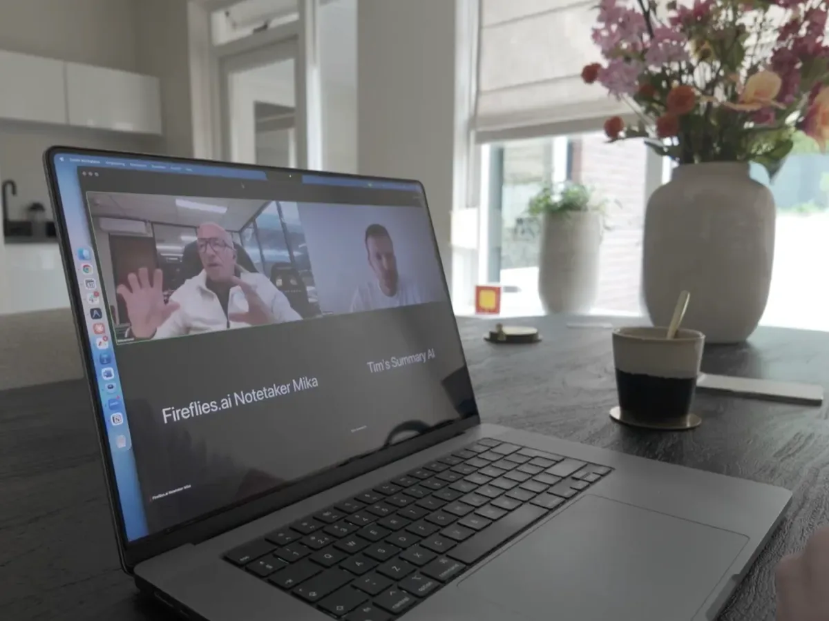 Online kennismakingsgesprek via videocall, met Ai die meteen meeschrijft